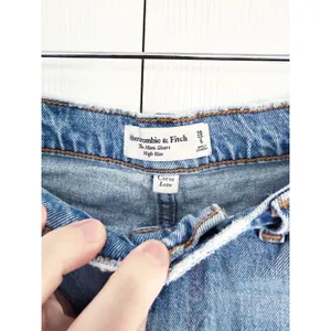 Abercrombie & Fitch Curve Love High Rise Mom Shorts Distressed Medium Wash thumbnail 7