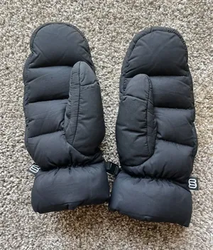 Aritzia Superpuff Mitten Climatte Black Excellent Condition Size Small/Medium thumbnail 1
