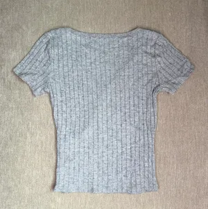 Hollister Grey T-Shirt Women’s Small thumbnail 2