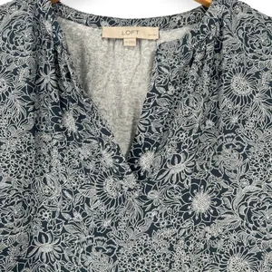 Loft M Short Flutter Sleeve Top Blouse V Neck Floral Blue thumbnail 4