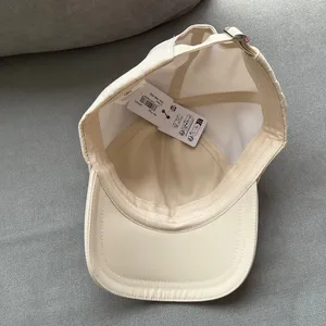 Alo Yoga Satin Off-Duty Cap Crème thumbnail 5