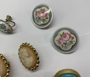 Lot Of 4 Pretty Vintage - Modern Clip On Screw On Costume Earrings thumbnail 9