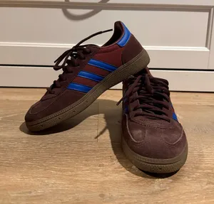 Adidas shoes  thumbnail 1