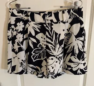 Express Stylist Shorts Women's 10 Black & White Floral Pleated High Rise thumbnail 1