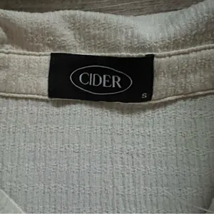 Cider Womens Cream/Beige Textured Long Sleeve Collared Button Down Crop Top Sz S thumbnail 3