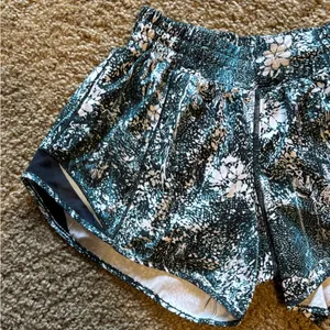 Lululemon Hotty Hot Shorts Size 4 Tall thumbnail 2