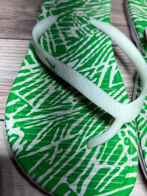 Green And White Nike Tong Sandals thumbnail 2