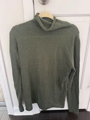 Green turtle neck sweater Size M thumbnail 1