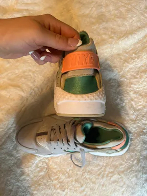 Nike Women’s Huarache Shoes thumbnail 2
