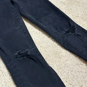 Abercrombie & Fitch Ultra High Rise Super Skinny Ripped Black Jeans thumbnail 2