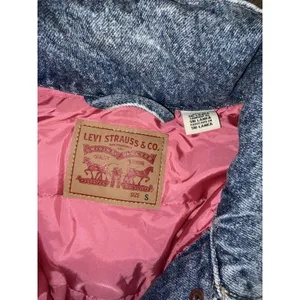 Levi's Women's A6060-0002 Quilted Lined Denim Trucker Jacket Acid Wash Blue S thumbnail 3