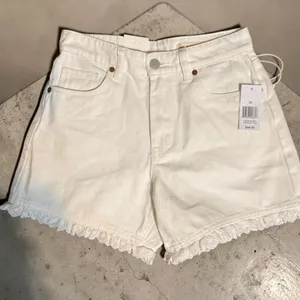BLANK NYC White Eyelet Lace Trim Denim Shorts Size 25 thumbnail 1