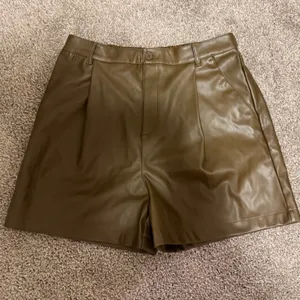 NWOT Steve Madden high wasted faux leather shorts women's size medium thumbnail 3