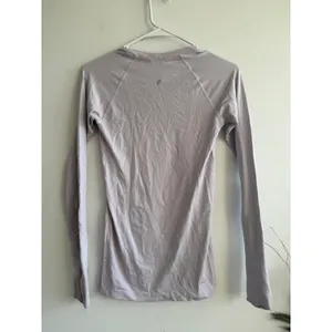 Lululemon Swiftly Tech Long Sleeve Shirt Lilac Purple Size 4 Thumbholes Slim Fit thumbnail 2