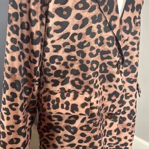 Women’s Lightweight Leopard Print 2 Piece Pant Suit Set Size M NEW thumbnail 7