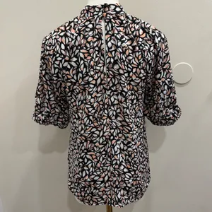 Evereve‎ Penny XS Mock Neck Puff Sleeve Leaf Print Blouse Black Pink Preppy Work thumbnail 3