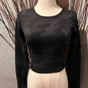🌺Lululemon Wunder Train Black Camo Cropped Shirt Size 2🌺 thumbnail 2
