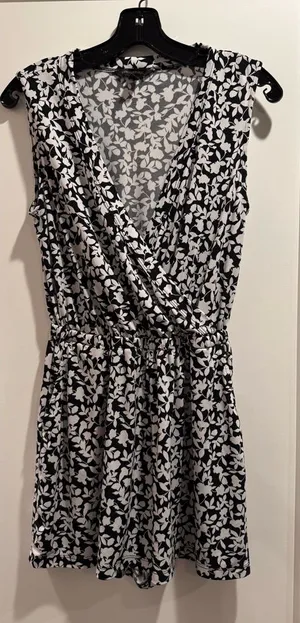 Banana Republic‎ Monochrome Floral romper Size S thumbnail 1