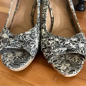 Dexflex Comfort Womens Black White Floral Cork Wedge Peep Toe Sandals Size 7W‎ thumbnail 6
