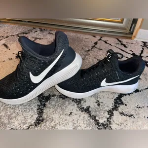 ⚠️SOLD⚠️gym shoes Black Size 8.5 thumbnail 2