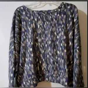 Multi colored sweater with back peek opening. thumbnail 5
