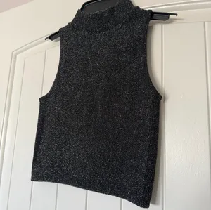 Shimmering Black Metallic Ribbed Mock Neck Top XS/S | Elegant Sparkle Knit Sleeveless Party Top | Pull&Bear thumbnail 5