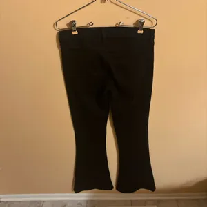 L’Agence Elysee Low Rise Flare Jeans in Noir thumbnail 5