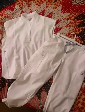 FIGS White scrubs thumbnail 1
