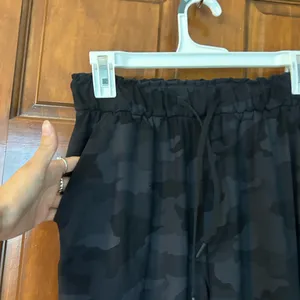 Lululemon black camo joggers Size 6 thumbnail 4