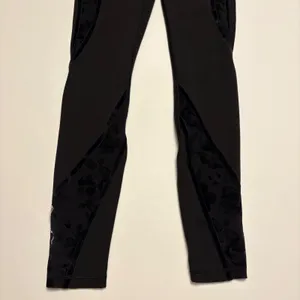 Lululemon High Rise Leggings Womens 4 Black Floral Mesh Velvet Trim W5BGSS thumbnail 2