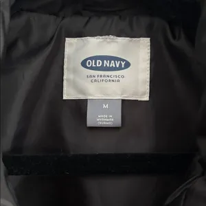 Old Navy Women’s Black Quilted Vest with Gold Zipper Detailing Size Medium thumbnail 4