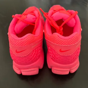 New NIKE Air Zoom Vomero 5 'Hot Punch’ thumbnail 7