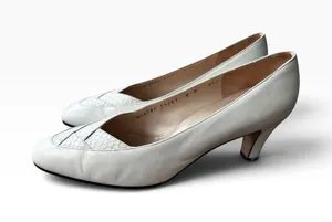 Vintage Salvatore Ferragamo Pumps 8 B White Leather Snakeskin Kitten Heel Italy thumbnail 1