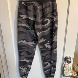 AERO Women's Camo Joggers Pants XS Gray Black Athletic Sweatpants Comfort thumbnail 2