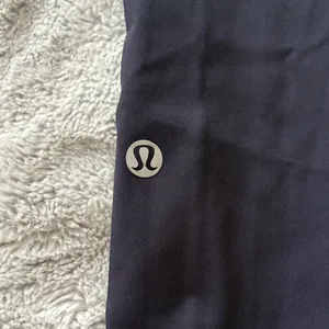 VGC Women’s Lululemon Navy Nulux 19 Cropped Leggings Size 8 thumbnail 3