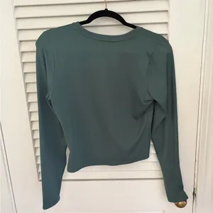 Hollister NWOT LONG SLEEVE CROP TOP thumbnail 3