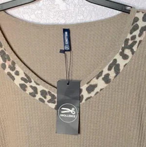 Iwollence Waffle Knit Medium Tan V-Neck Blouse Animal Print Accents size XL NEW thumbnail 2