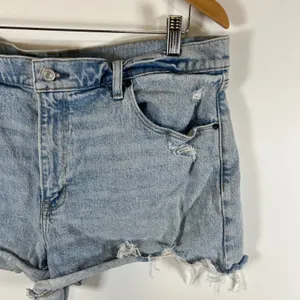 Abercrombie & Fitch The Mom Short High Rise Distressed Light Wash Denim Sz 33/16 thumbnail 3