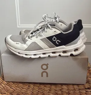 On Cloud Running Shoes thumbnail 1