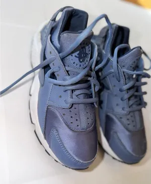 Size 8 US Women’s huarache - navy blue And White thumbnail 1
