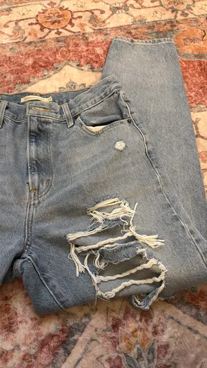 Levi’s High-Waisted Mom Jeans thumbnail 2