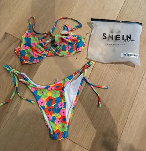NWT SHEIN Women's Floral Print Tie-Front Bikini Swimsuit thumbnail 1