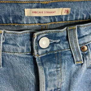 Levi’s Ribcage Straight Ankle Jean in Tango Fade Wash thumbnail 7