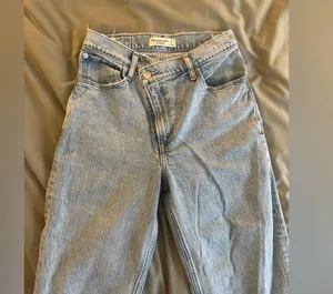 Abercrombie & Fitch Asymmetrical The 90s Straight Ultra High Rise thumbnail 4