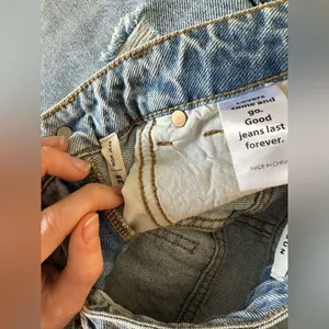 Women’s PacSun High Waisted Ripped Light Wash Denim Mom Jeans Size 25 thumbnail 4