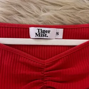 Tiger Mist Sweetheart Cropped Long Sleeve Red thumbnail 7