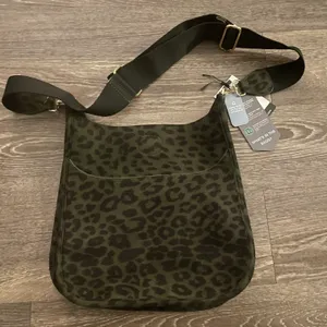 Baggallini NWT snap closure crossbody bag in dark green Cheetah print with RFID thumbnail 1