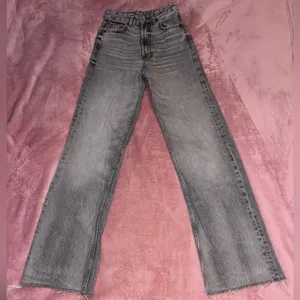 Zara TRF Wide-Leg Low-Rise Jeans in Washed Gray Size 2 thumbnail 1