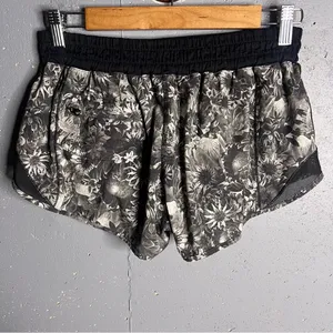 Lululemon Hotty Hot Short Flowabunga Black Angel Wing / Black. Size 8 thumbnail 4