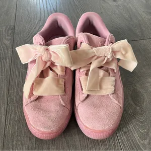Puma Pink Basket Heart Suede Sneakers Large Pink Bows Size 6.5 Great Condition thumbnail 1